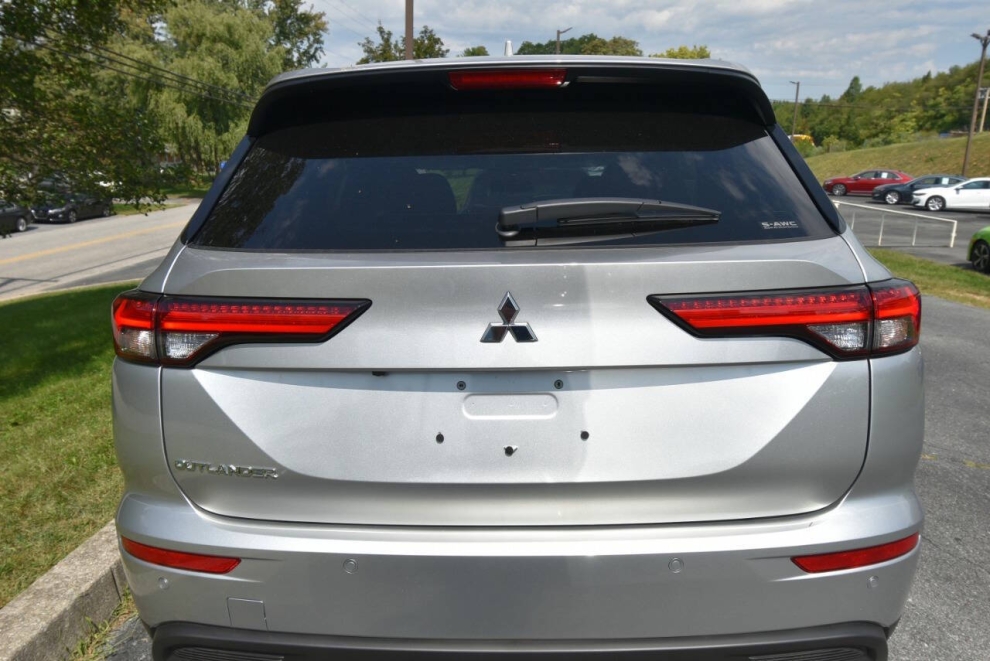 2024 Mitsubishi Outlander ES AWD 4dr SUV - photo 2