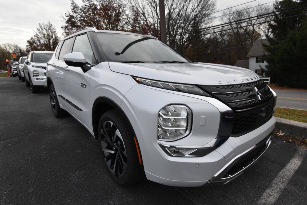 2025 Mitsubishi Outlander PHEV SEL AWD 4dr SUV - photo 3